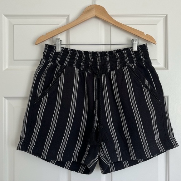 Stylish Linen Waist Shorts – Size Small (New Without Tags) - Picture 2 of 3